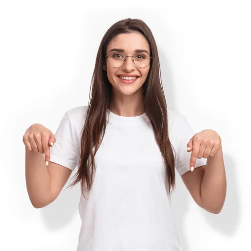 Chica señalando el botón para enviar un mensaje.